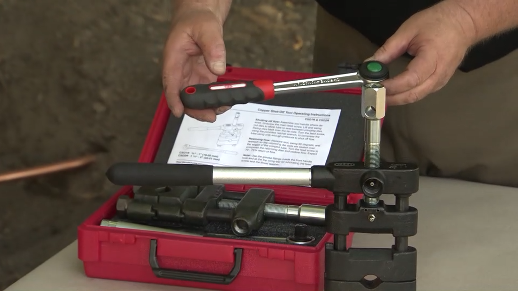 Démonstration d'outils de coupe pour tubes en cuivre